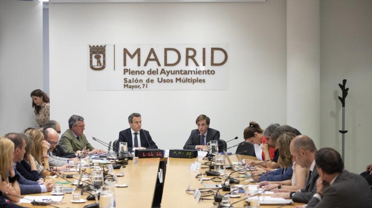 El alcalde José Luis Martínez-Almeida, durante su comparecencia en la comisión