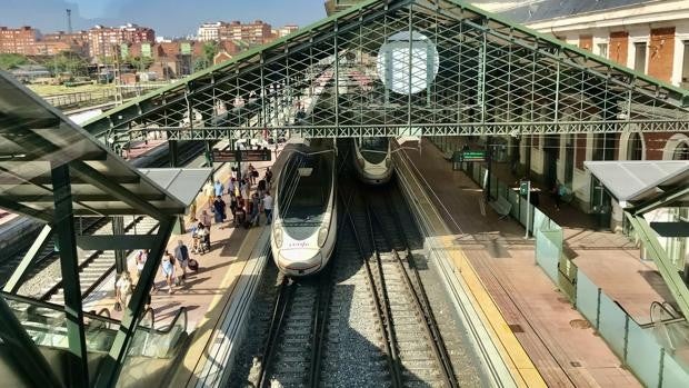 El convenio entre la Junta y Renfe reducirá un 25% el coste de los ‘bonos Avant’ para viajeros recurrentes