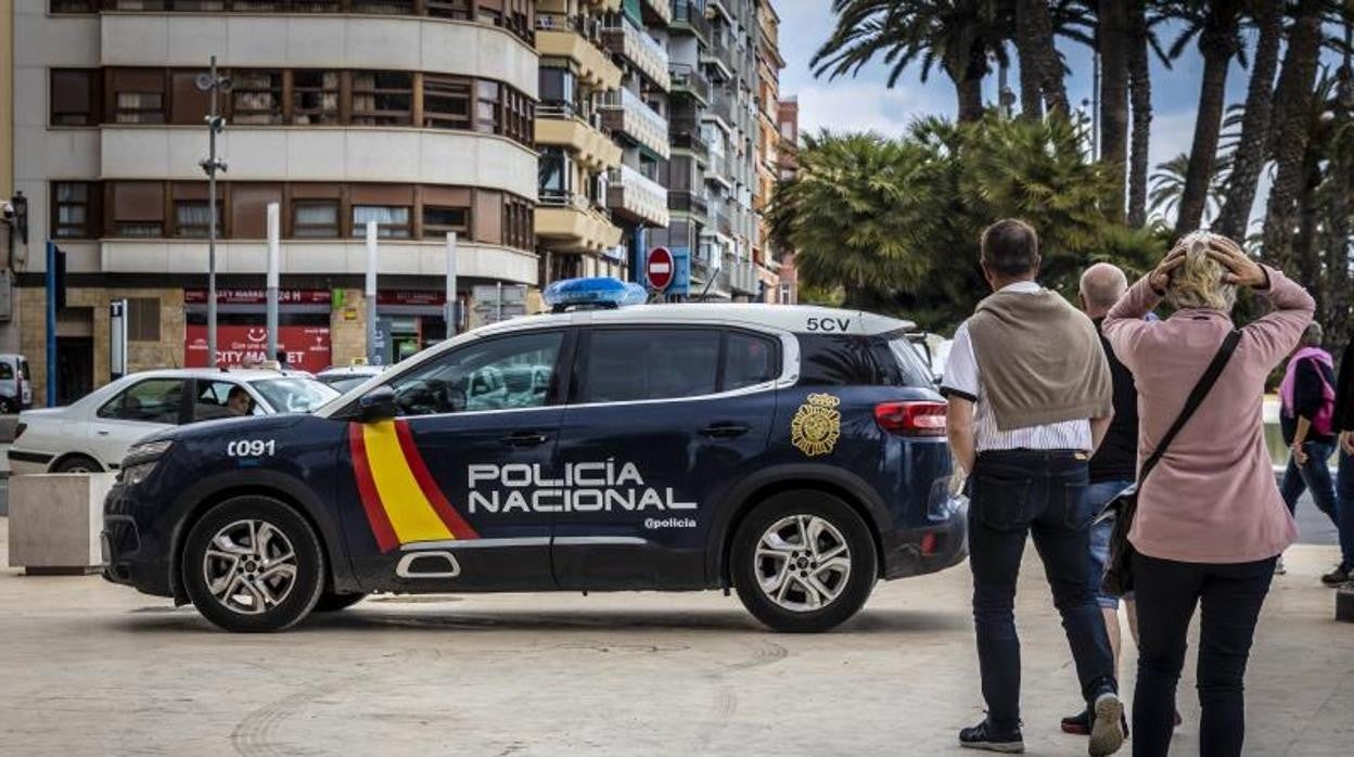 Imagen de archivo de un coche patrulla de la Policía Nacional en Alicante