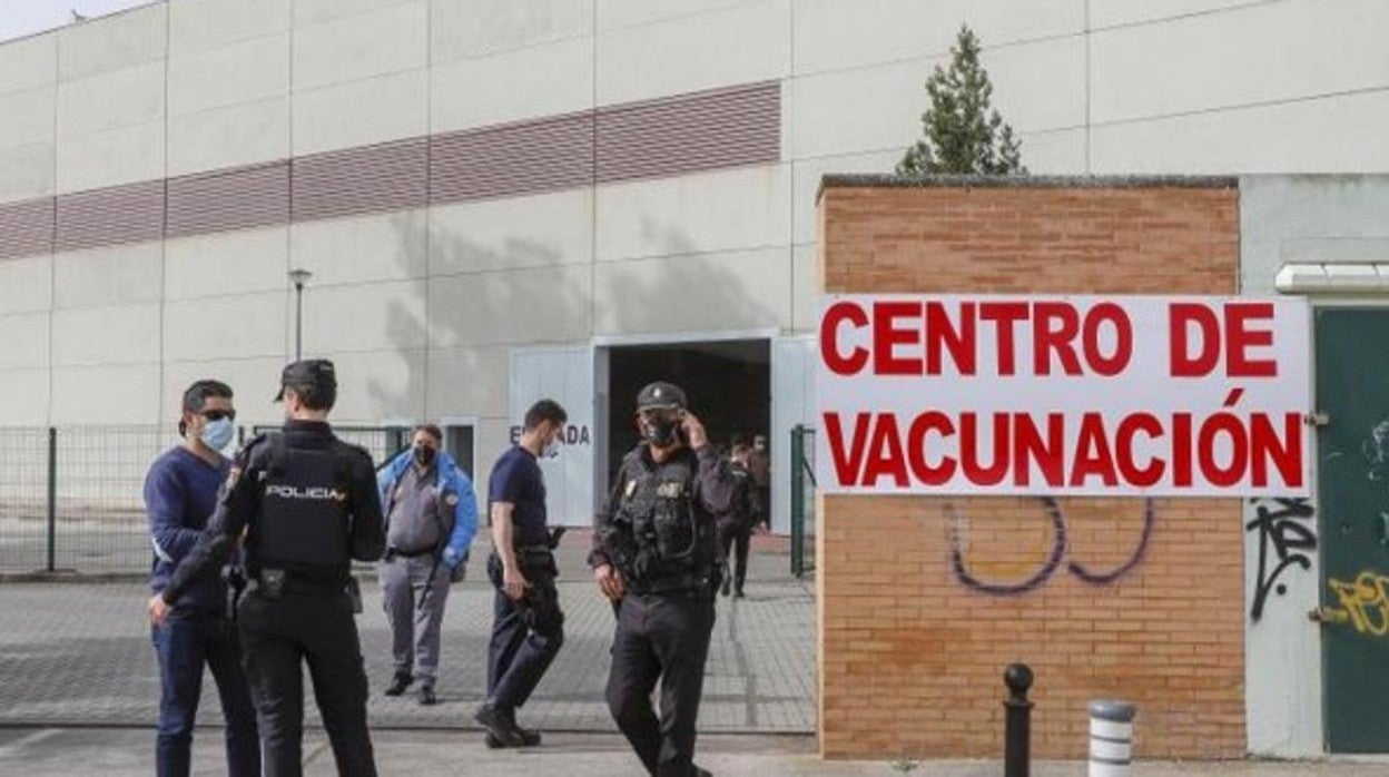 Policías ante un centro de vacunación, en marzo de 2021