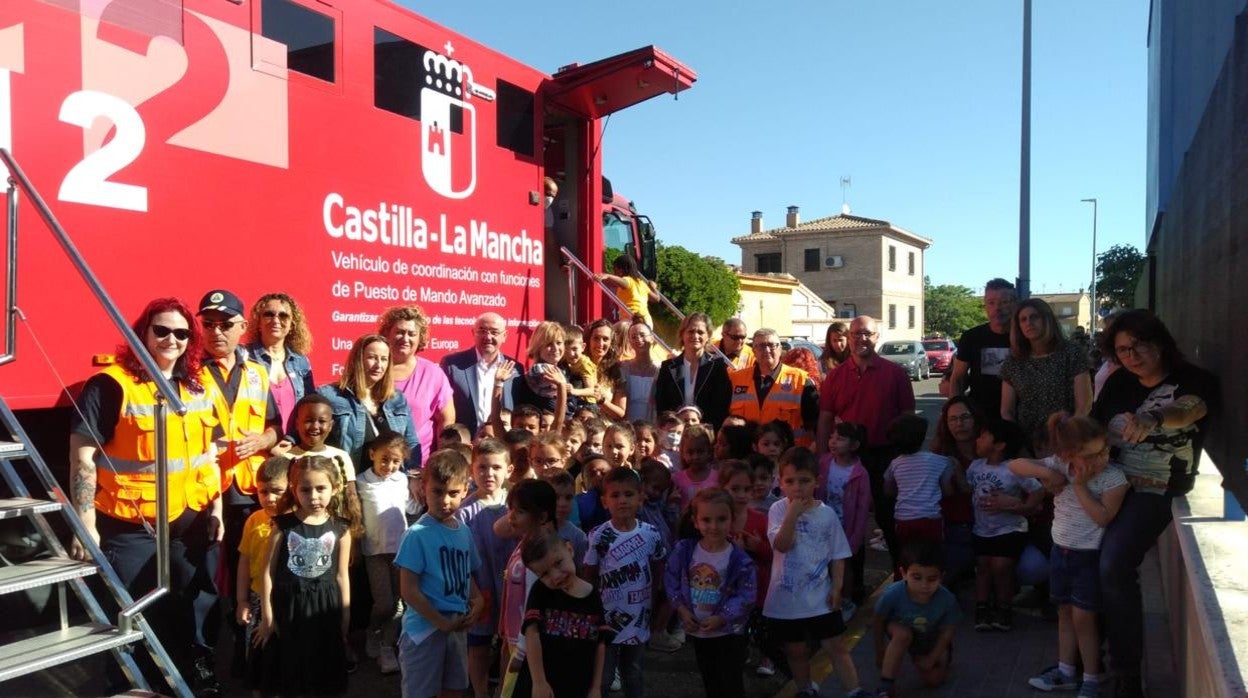 Niños del colegio 'Guillermo Plaza' junto al vehículo de coordinación del 112