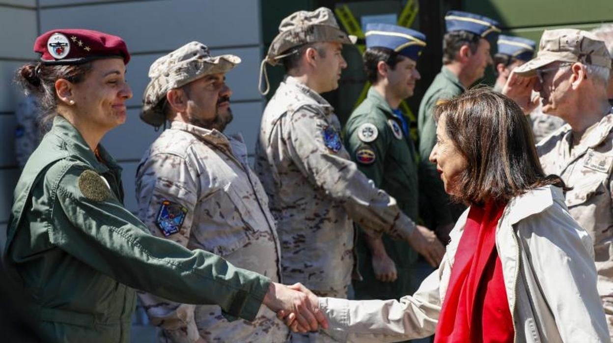 Robles visita en Lituania cazas españoles en misión de policía aérea de OTAN