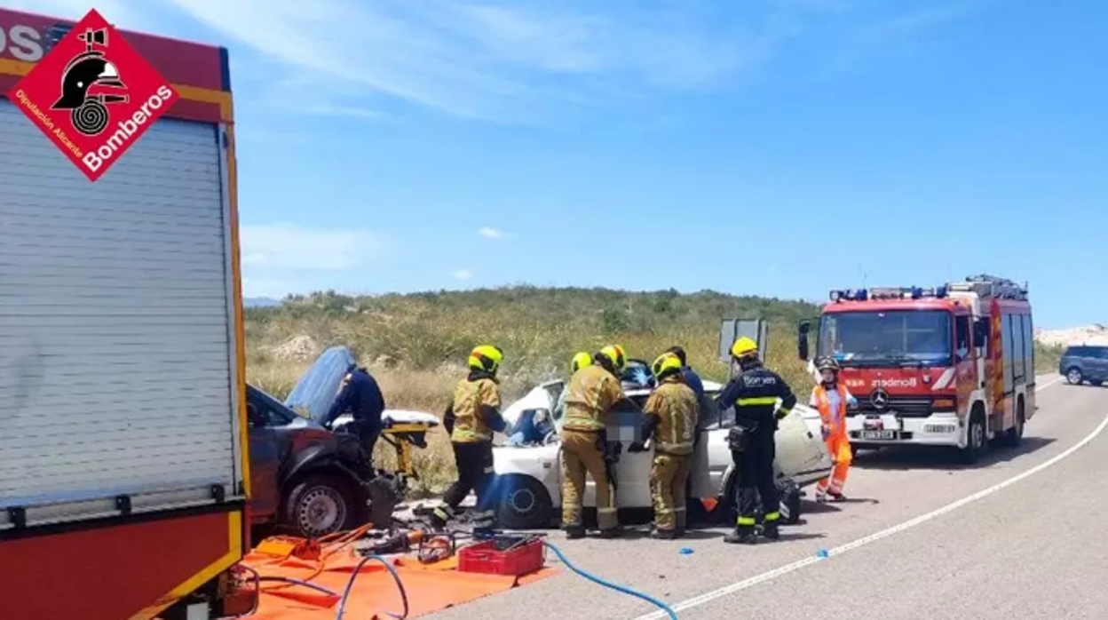 Tres heridos, uno de ellos grave, tras colisionar frontalmente dos vehículos en Algueña (Alicante)