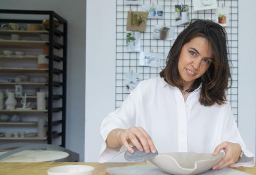 Nuria Mestre pule una de sus fuentes