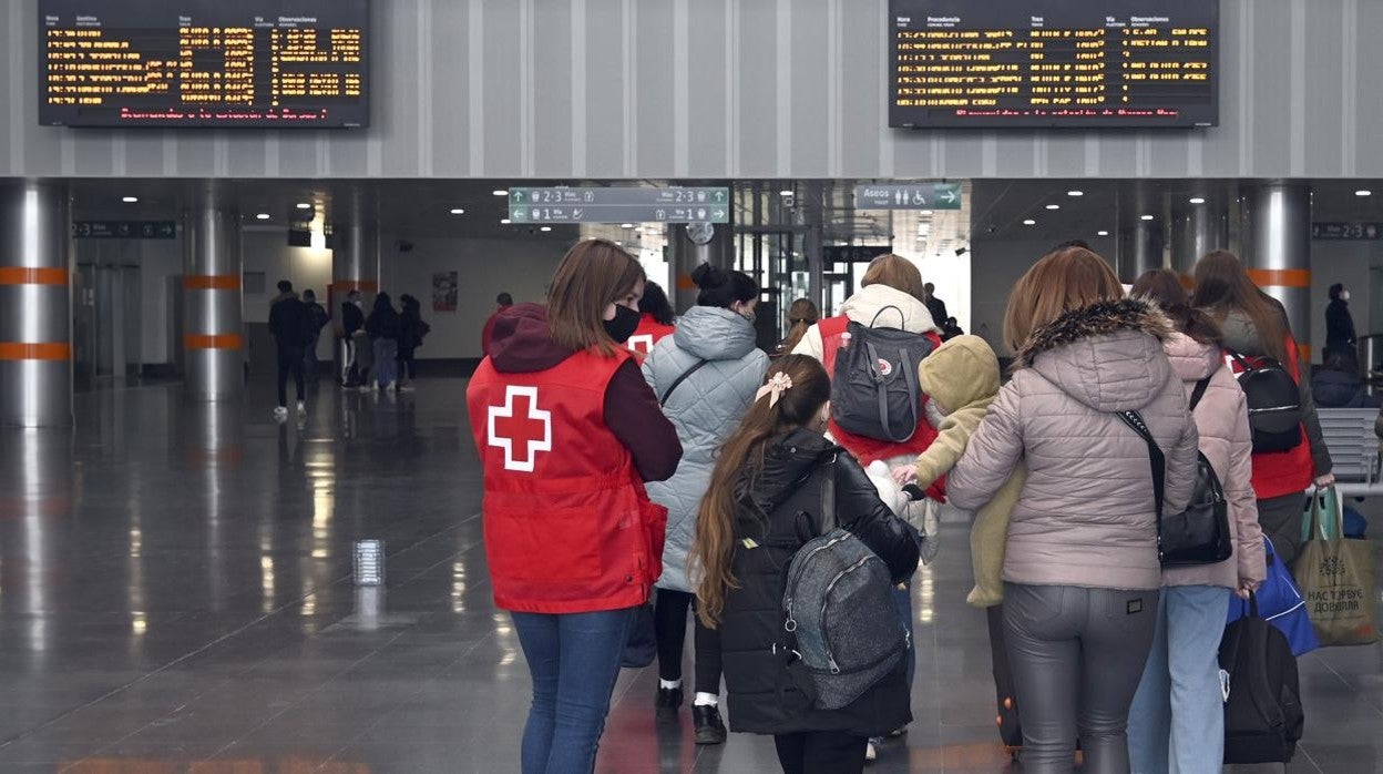 Voluntarios de Cruz Roja colaboran en prestar atención a la población ucraniana llegada a España