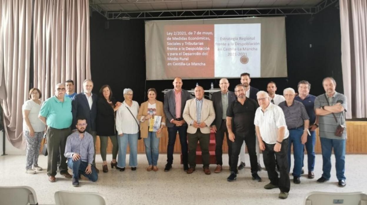 Jesús Alique y David Gómez, con alcaldes y concejales de la comarca de La Jara