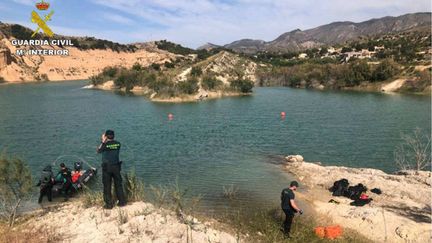 Buceadores de la Guardia Civil hallan el cadáver de un joven que cruzaba a nado el pantano de Crevillente