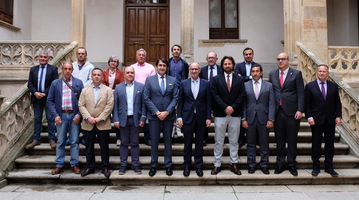 Foto de familia con el consejero de Medio Ambiente, Juan Carlos Suárez-Quiñones; el presidente de la Diputación, Javier Iglesias, y los presidentes de la Mancomunidad Sierra de Francia y Embalse de Béjar