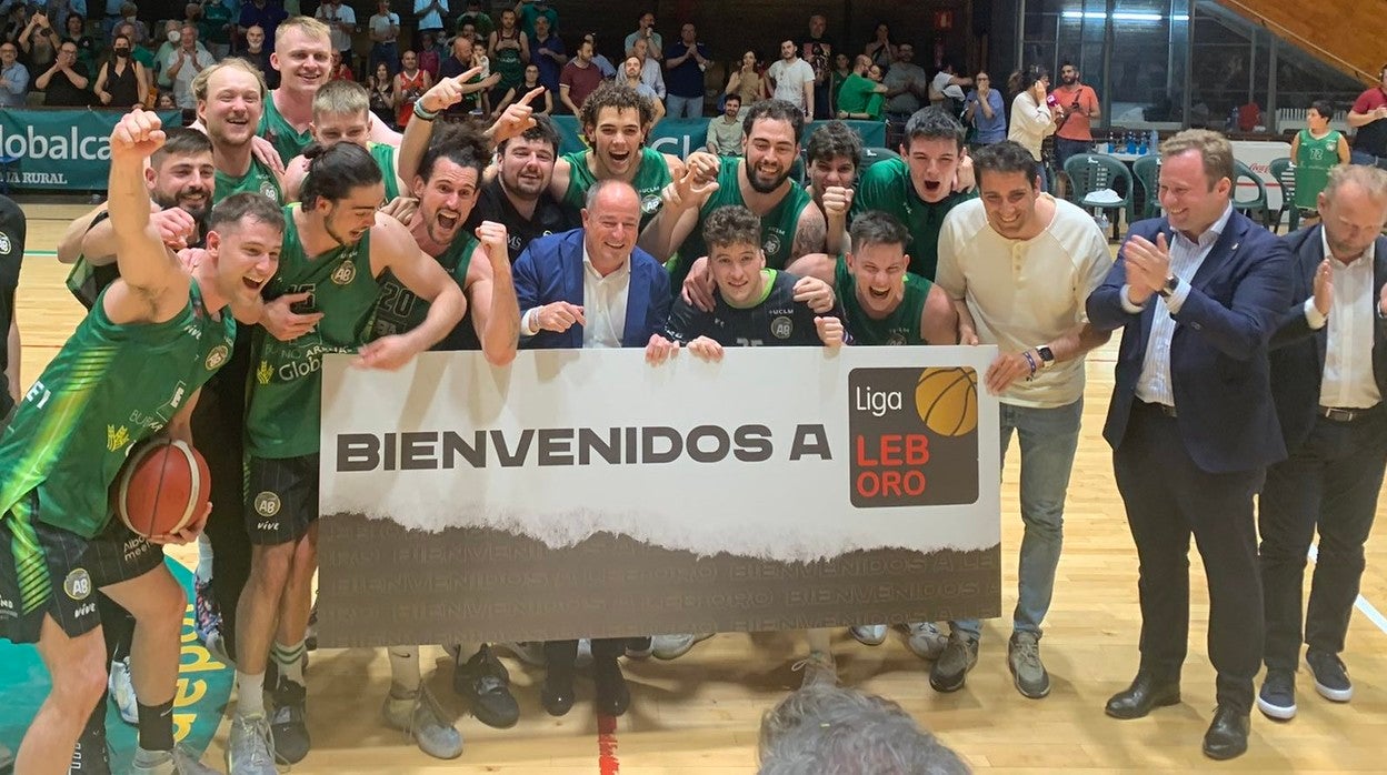 Los jugadores celebran el ascenso con el alcalde de Albacete, Emilio Sáez, y otras autoridades