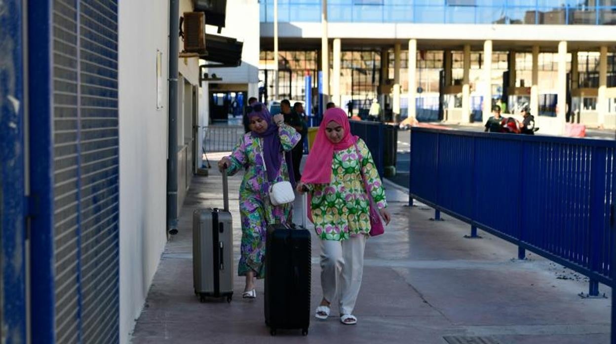 Dos mujeres cruzan la frontera Marruecos-España en Ceuta