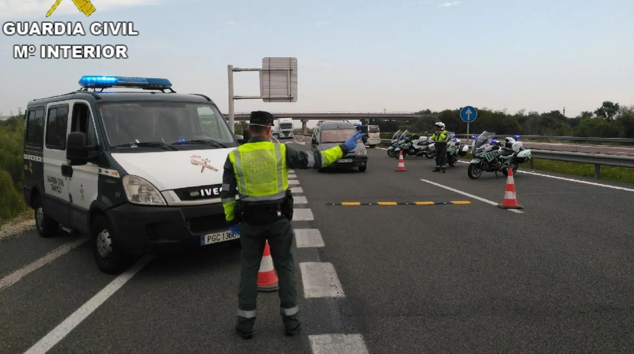 Imagen del dispositivo de tráfico desplegado por la Guardia Civil en la AP7 a su paso por Valencia