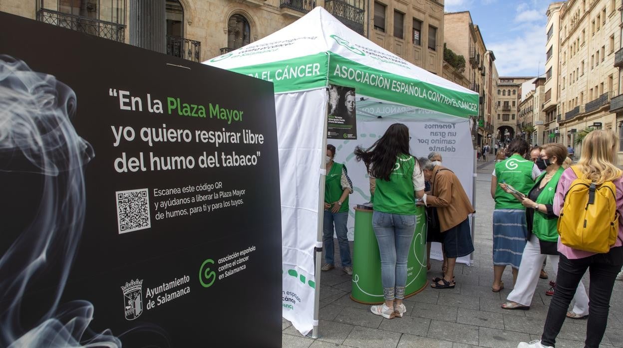 Carpa montada por la AECC en Salamanca para la recogida de firmas