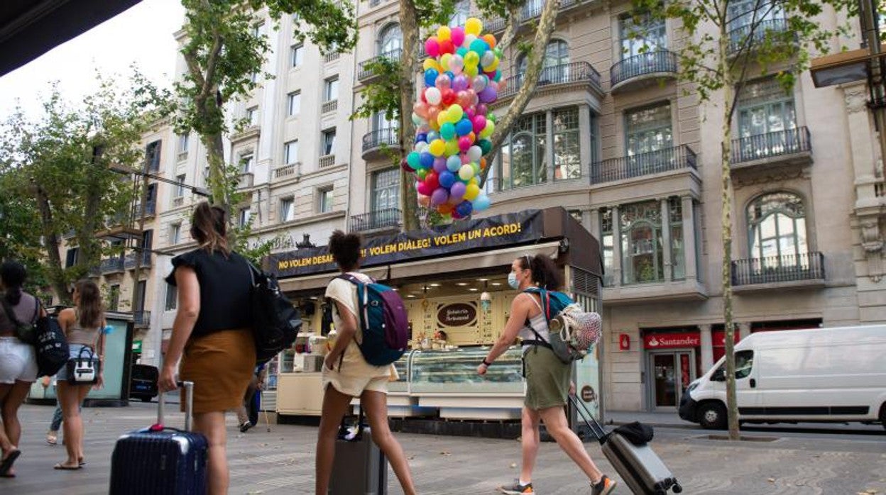 Turistas por la zona de la Rambla de Barcelona, en una imagen de archivo