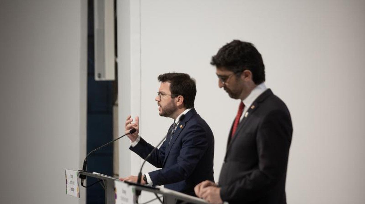 Aragonès y Puigneró, durante su comparecencia para hacer balance del primer año de legislatura