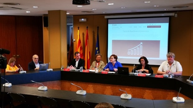 Sindicatos, patronales y el AMB aprueban 420 recetas para reactivar la economía metropolitana de Barcelona
