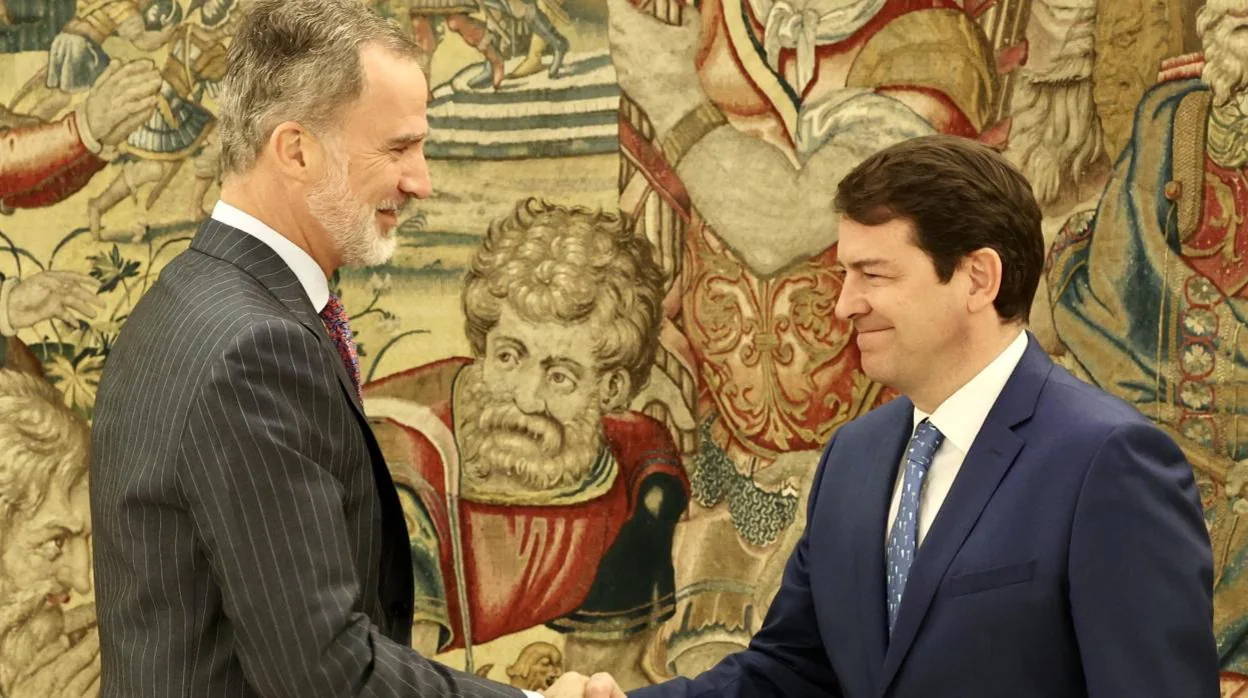 El jefe del Estado, Felipe XI, junto al presidente de la Junta de Castilla y León, Alfonso Fernández Mañueco