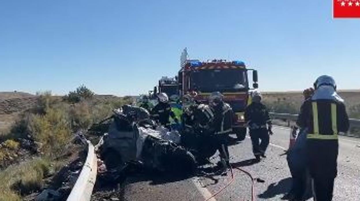 Los bomberos trabajan en el lugar del accidente