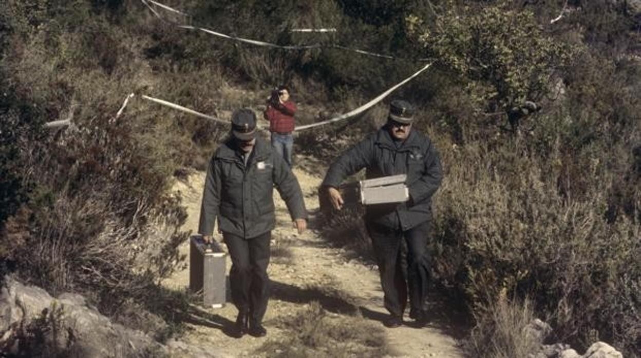 Imagen de agentes de la Guardia Civil tomada en 1993 junto a la fosa en la que encontraron los cuerpos de las niñas de Alcàsser