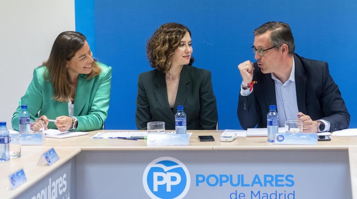 Ana Millán, vicesecretaria de Organización; Isabel Díaz Ayuso, y Alfonso Serrano, secretario general del PP de Madrid