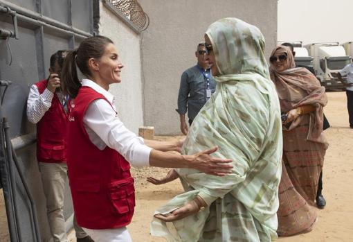 La reina Letizia saluda a la primera dama de Mauritania Mariam Ahmed