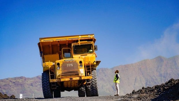 Por turnos, en caravana y solo para 4x4: así se circula por una carretera de lava aún a 400 grados