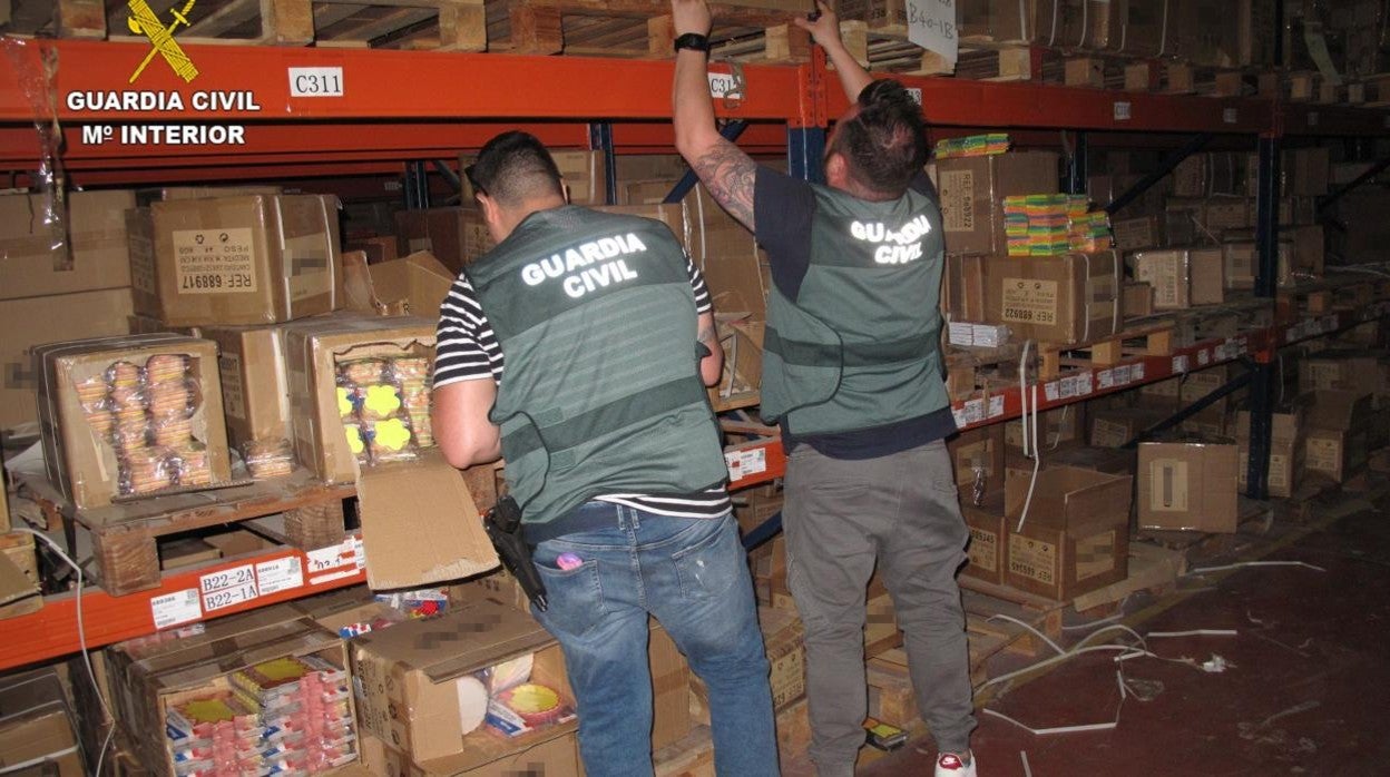 Dos agentes comprueban el material intervenido