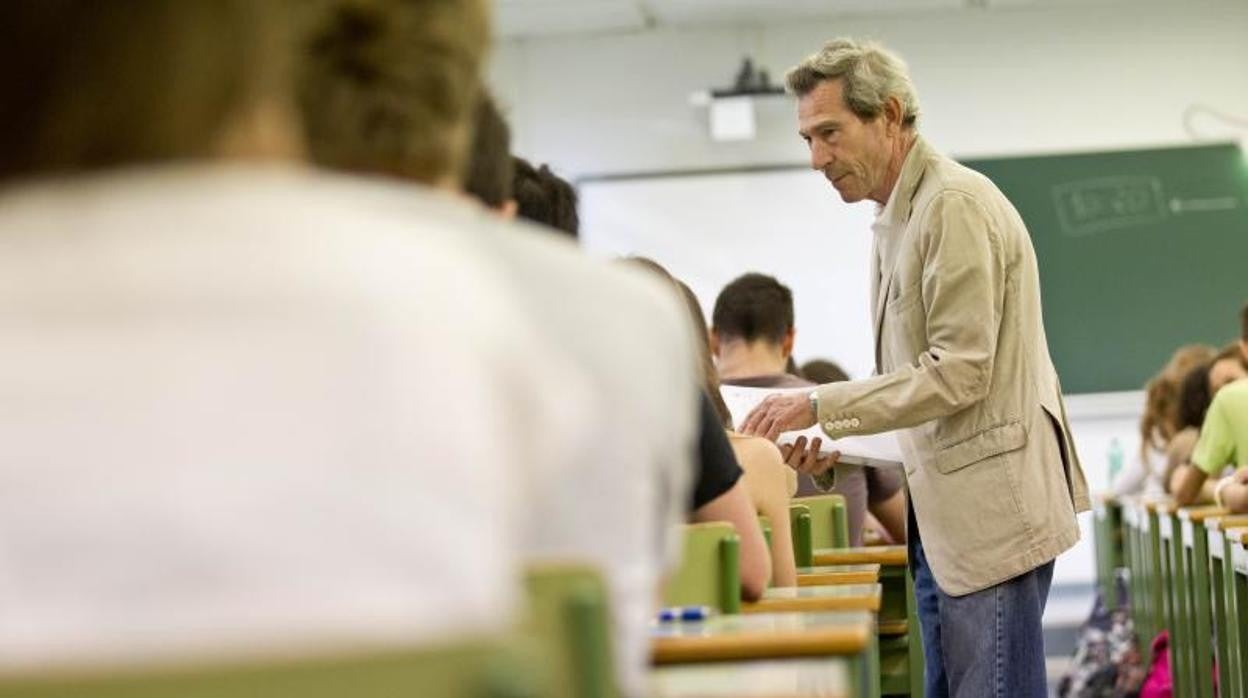 Imagen de archivo durante un examen de las PAU en Valencia