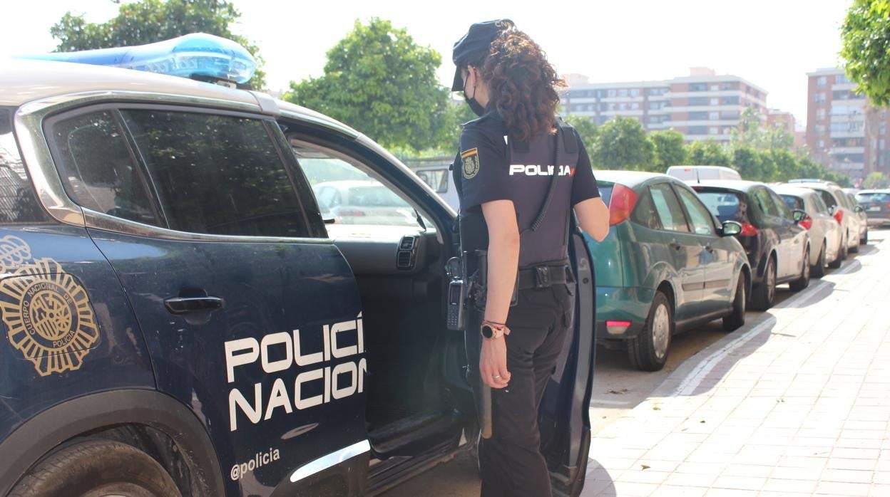 La Policía Nacional evita que una mujer se suicide en Valencia cuando iba a lanzarse desde un balcón