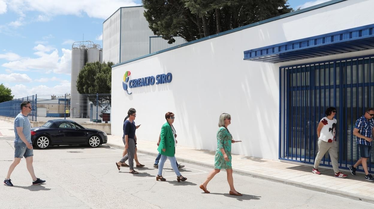 Trrabajadores entrando a la empresa de Siro en Venta de Baños (Palencia) este martes