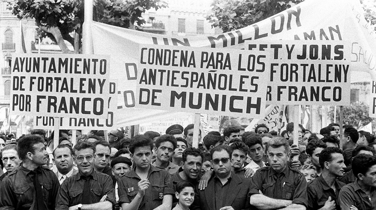 Pancartas contrarias a la reunión celebrada en Munich por la oposición democrática al franquismo, exhibidas en las calles de Valencia por veteranos falangistas