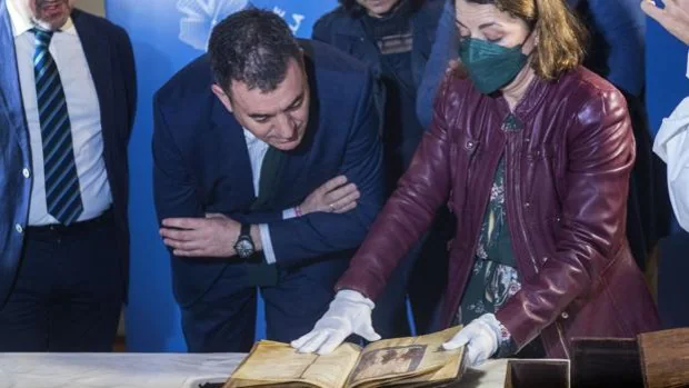 El libro más antiguo de Galicia sale de la cámara acorazada de la USC