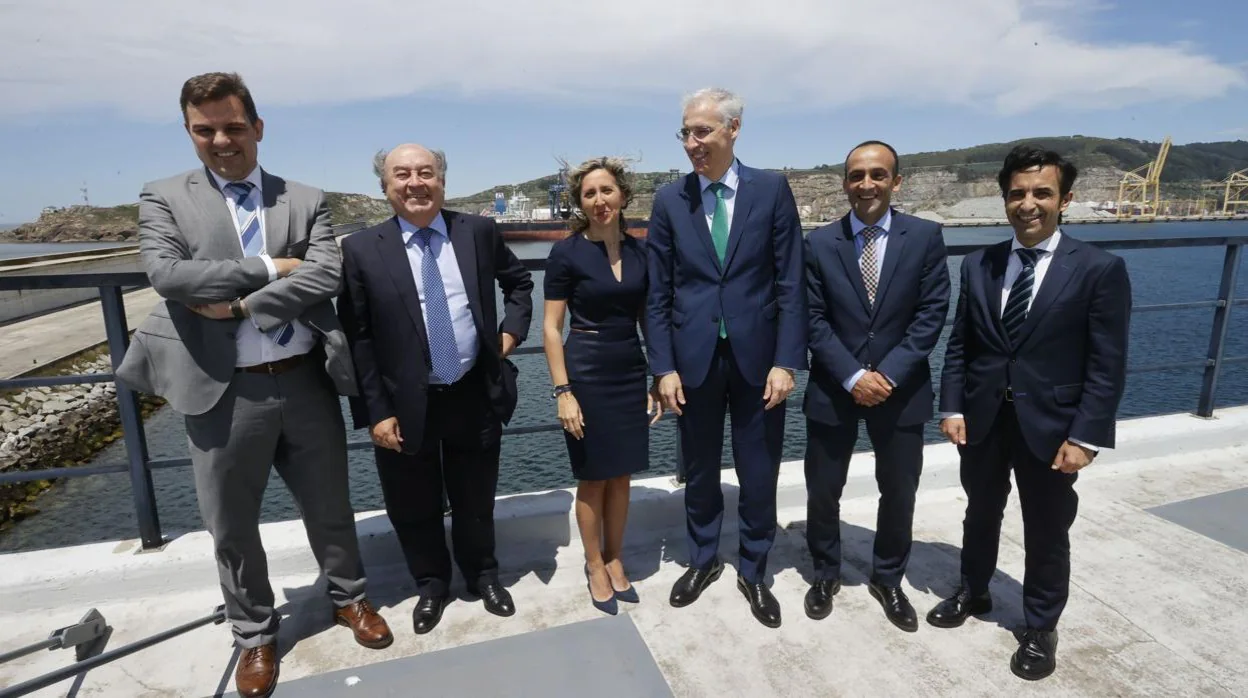 El vicepresidente gallego, Francisco Conde, en el centro, en el puerto exterior de Ferrol