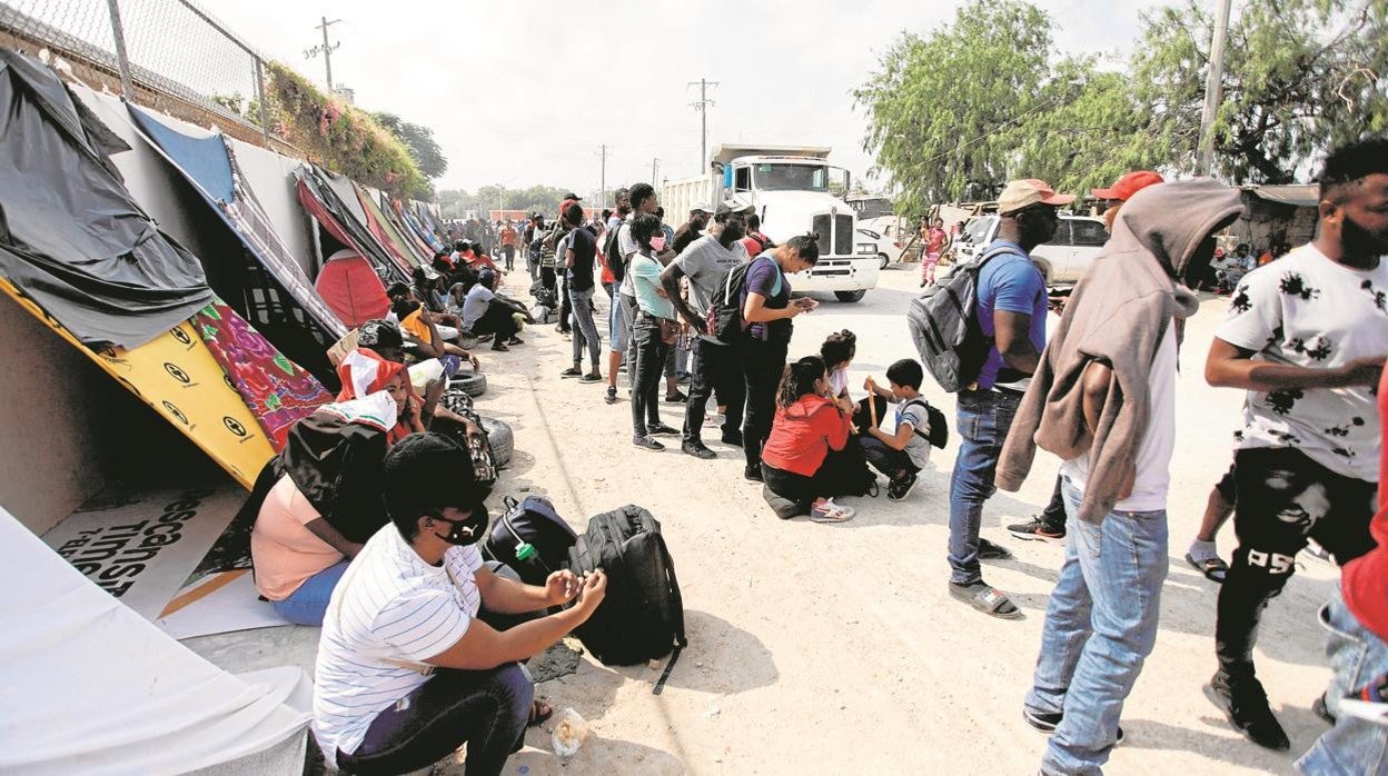 Inmigrantes de Centroamérica, el pasado 23 de mayo, pidiendo asilo en la frontera sur de EE.UU.