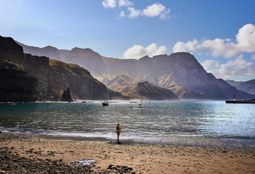 Playa y puerto de las Nieves, a donde dan las vistas del coliving