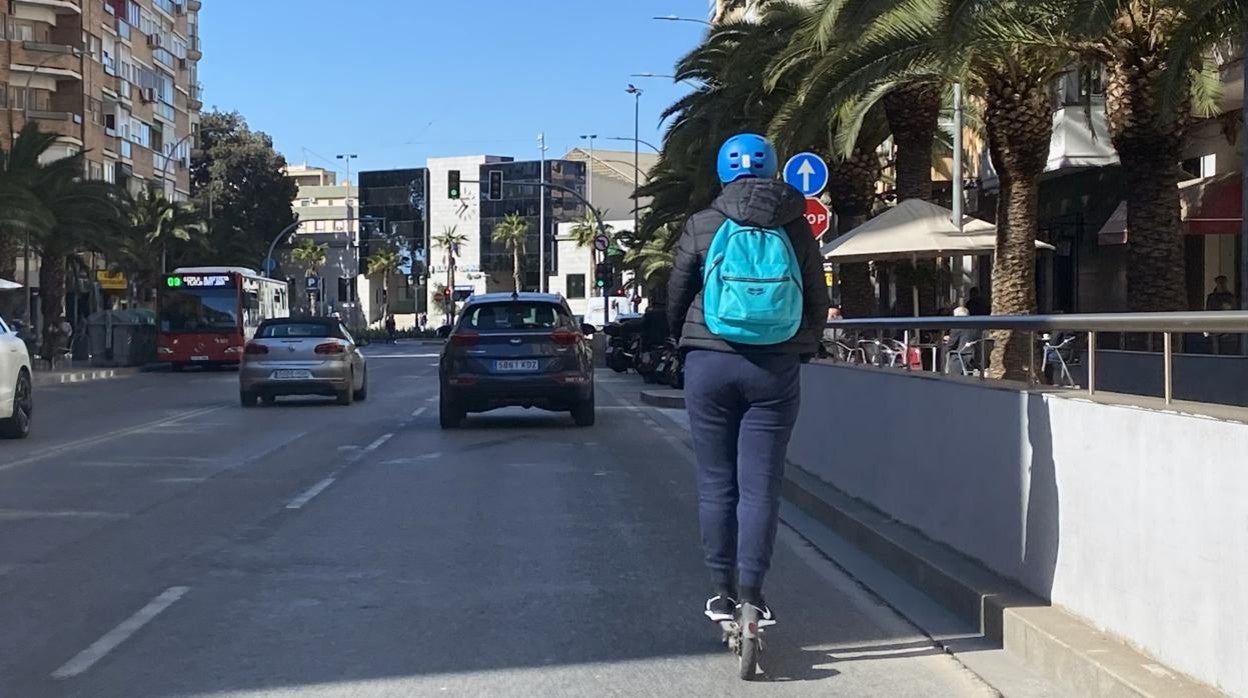 Imagen de archivo de un patinete circulando por Alicante