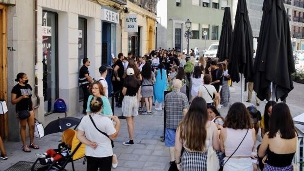 Decepción en la tienda de Shein en Madrid: «Llegamos a las 10 y no nos dejan entrar hasta las 9 de la noche»