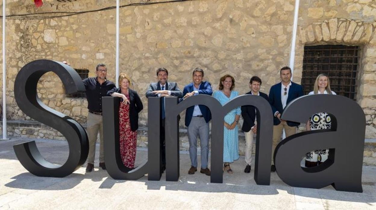 Dirigentes de la Diputación y el Ayuntamiento de Alicante, junto a directivos de Suma, en el Castillo de Santa Bárbara para celebrar el 24 aniversario del organismo