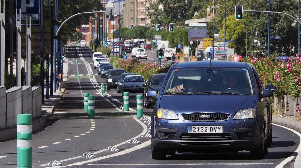 Atasco en el Paseo Isabel la Católica de Valladolid junto a un carril de bicis vacío