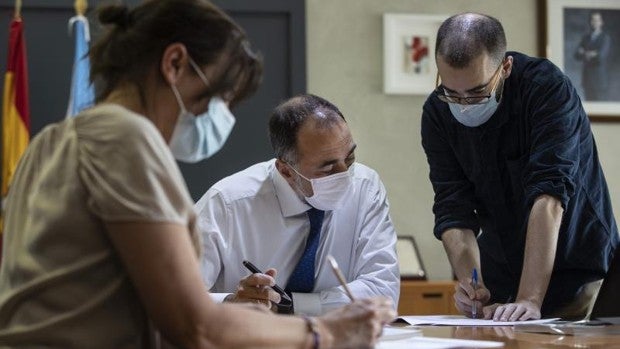 El conselleiro de Sanidade: «El Ministerio tiene la llave para formar especialistas, pero no lo está haciendo»