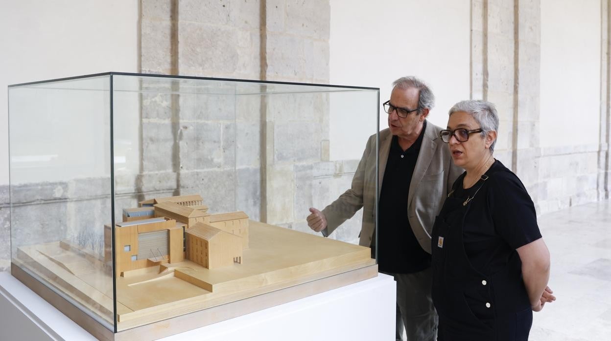 Juan Carlos Arnuncio y Dora García, junto a la maqueta del Museo Patio Herreriano de Valladolid, con motivo de la exposición por el 20 aniversario del centro