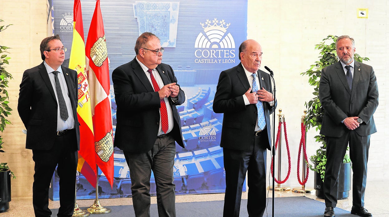 José Luis Díaz Villarig junto al consejero de Sanidad y el presidente de las Cortes de Castilla y León