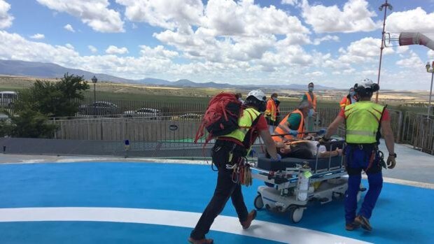 Evacuado al hospital en helicóptero un ciclista tras sufrir varias picaduras de abejas en El Espinar