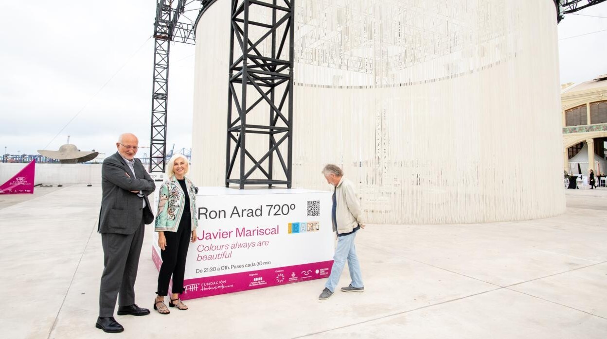 Juan Roig, Hortensia Herrero y Javier Mariscal, en la inauguración de la exposición inmersiva «Ron Arad 720º» en Valencia el pasado viernes