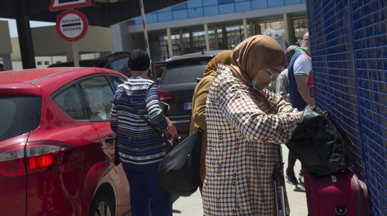 Marruecos abre sus puertas. Paso tranquilo de personas y vehículos