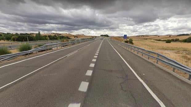 Fallecen dos septuagenarios tras caer por un desnivel en la A-66 en Corrales (Zamora)