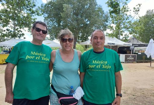 Carlos, este sábado acompañado por dos amigos, posa luciendo la camiseta del festival