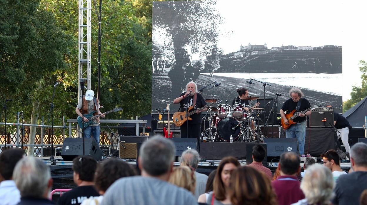 El grupo 'May' durante el concierto que ofreció en el parque de Safont y al que acudieron cientos de personas