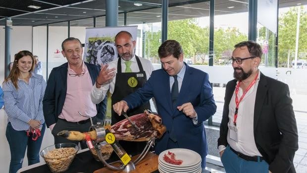 Mañueco anuncia la resolución inmediata de 27 millones en ayudas a la industria alimentaria