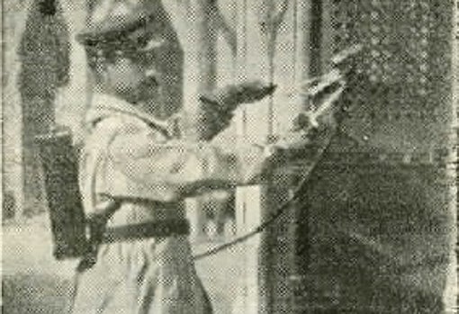 Un 'desinfector', en plena tarea