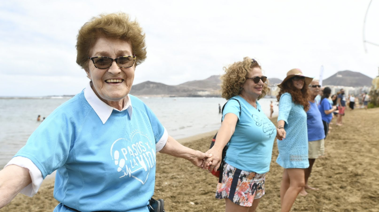 Una gran cadena humana ha recorrido toda la orilla de la playa